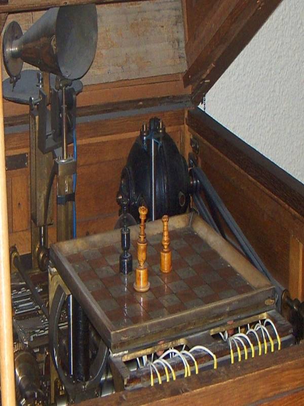 collision detection: El Ajedrecista -- an analog chess-playing computer  from 1912