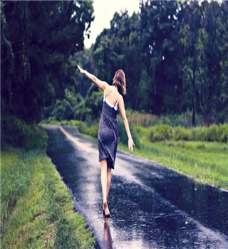 Traveling in dark clouds with cold winds is the best life experience