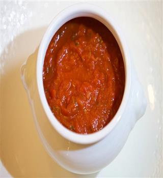 How to make homemade tomato sauce in an easy way?
