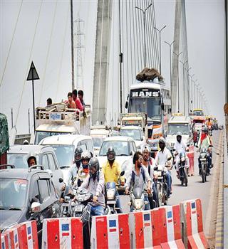 Prohibiting E-Rickshaws Entering New Naini Bridge in Prayagraj