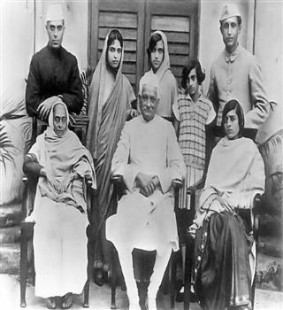 10 signs prove that Gandhi Family is at its end in India