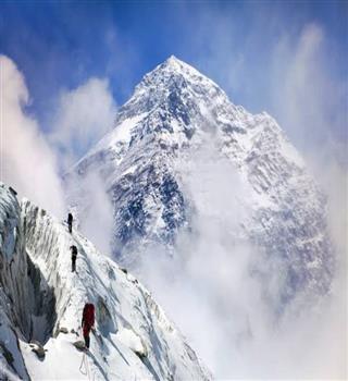 Why does Mount Everest have many dead bodies?