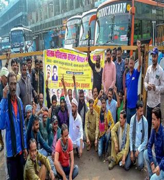 Indian drivers protest against new law of jail term