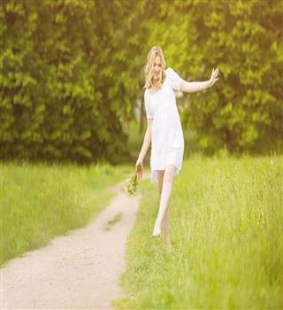 5 surprising benefits of walking barefoot on grass