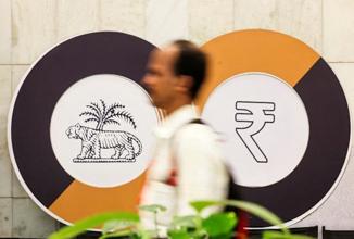 Indian Rupee Reaches a One-Month High as RBI Backs Currency Stability