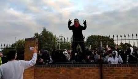Muslims Chants Allahu Akbar outside Durga Bhawan temple in United Kingdome