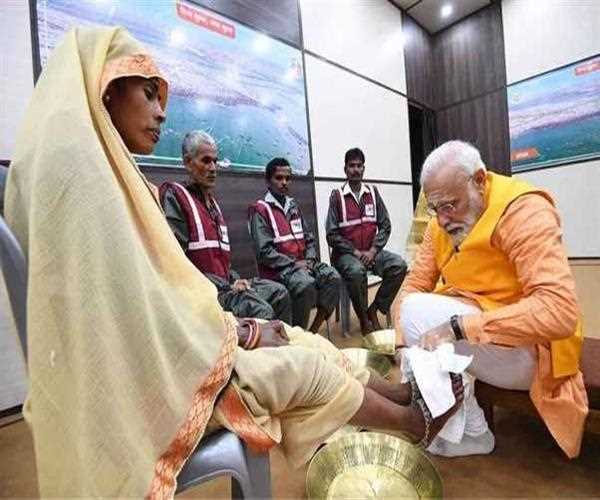 A Gesture of Great Humility: PM Modi Wash’s feet of Sanitation Workers at Prayagraj