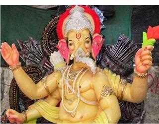Who destroys the Hindu God Ganesh's Idol in Gujrat?