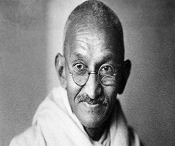 Why did gandhi favor muslims over hindus