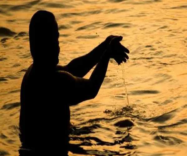 The scientific reason behind offering water to sun in Hindu dharma